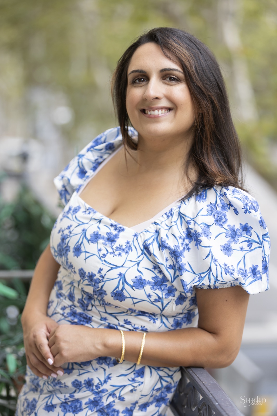 Isabelle Khan-Carteret, sophrologue et hypnothérapeute, souriante en extérieur