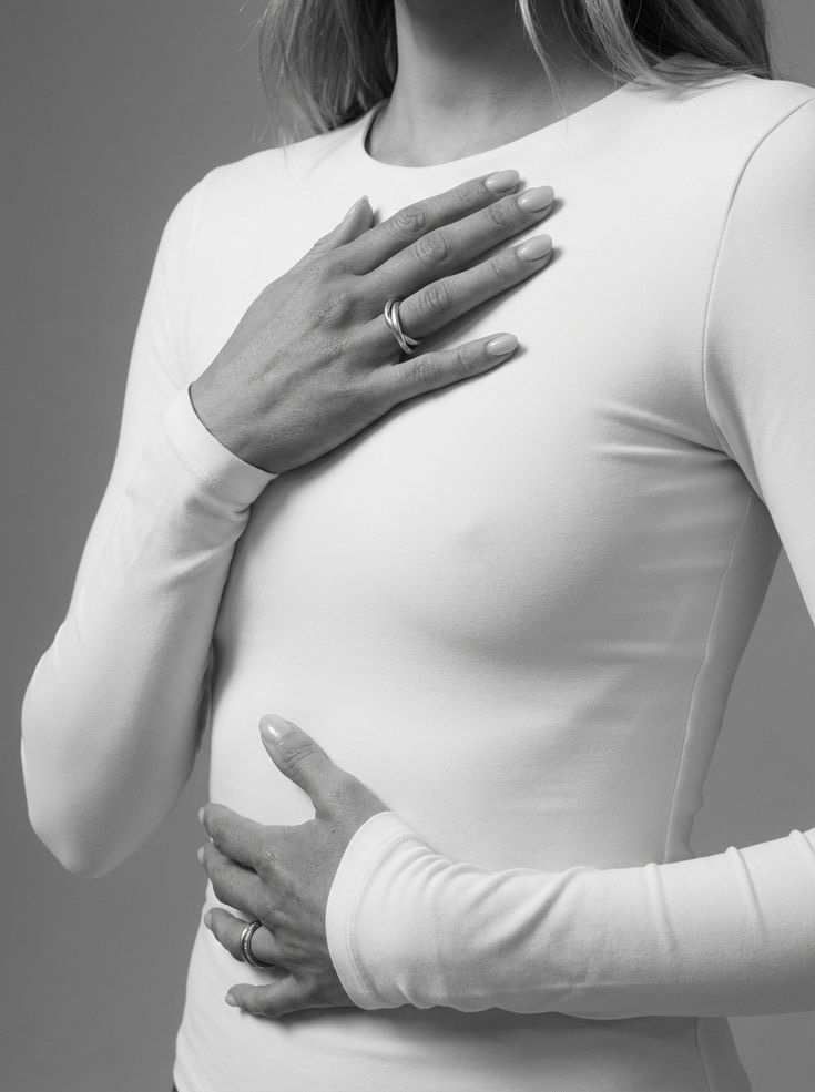 Une femme, une main sur la poitrine et l'autre sur le ventre, en pleine respiration
